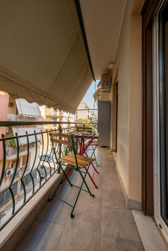 2br renovated flat close to metro - Tap to explore photos