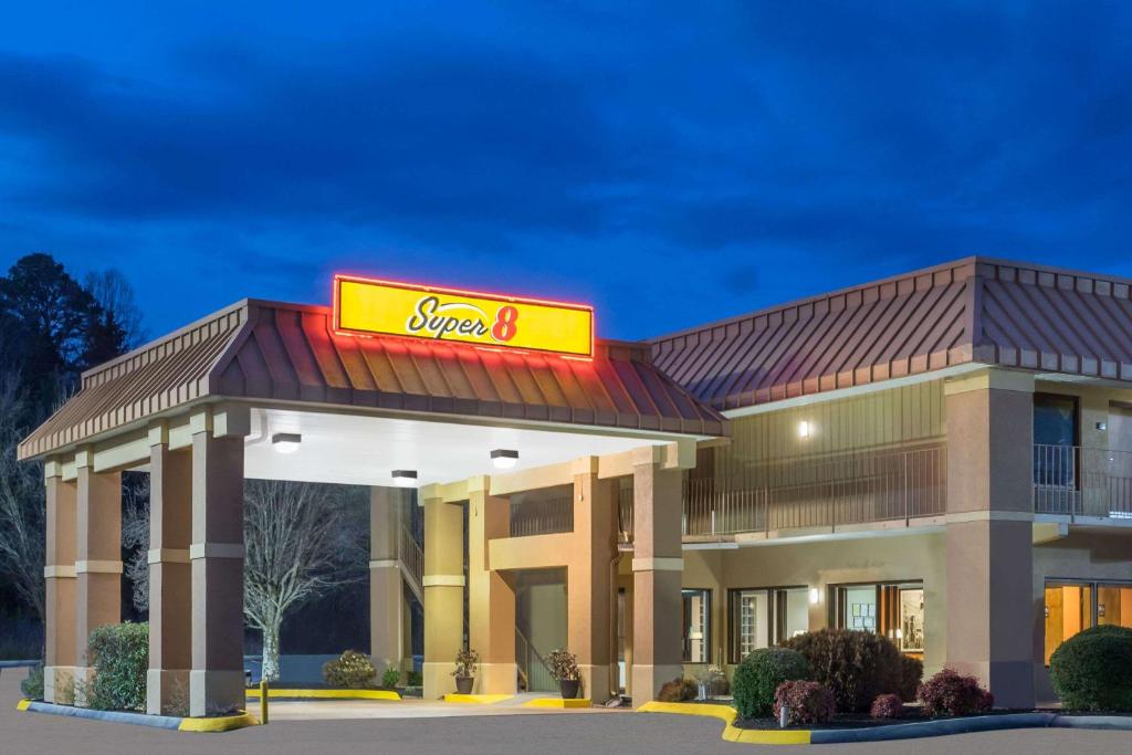 Super 8 by Wyndham Knoxville North/Powell image