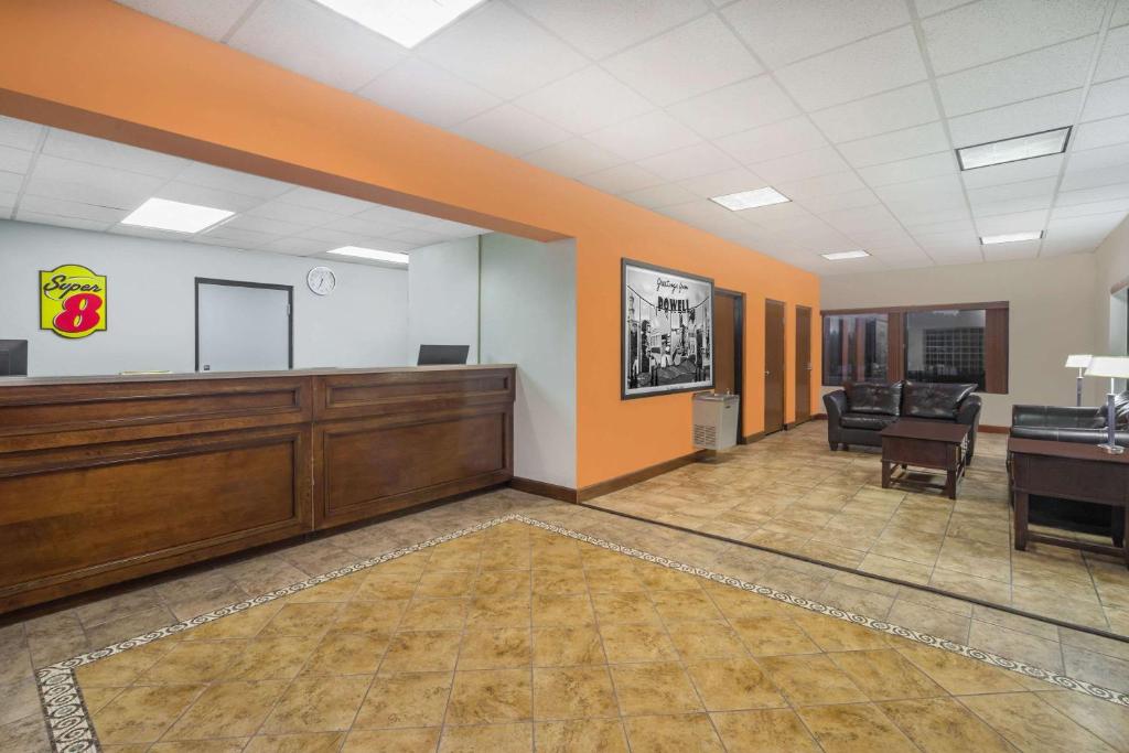 Super 8 by Wyndham Knoxville North/Powell photo 1