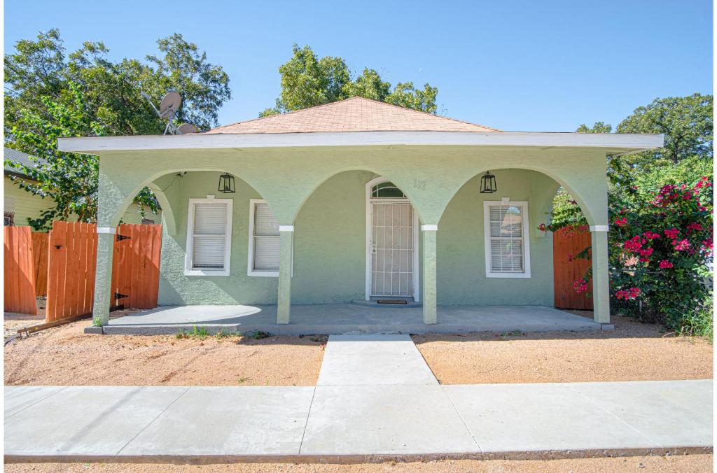 3 BR 1 BA Remodeled Home Near Downtown image
