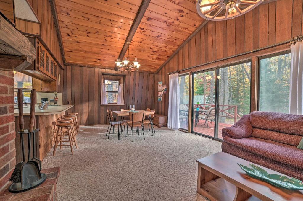 Rustic Roscommon Cabin Less Than 3 Mi to Higgins Lake photo 3