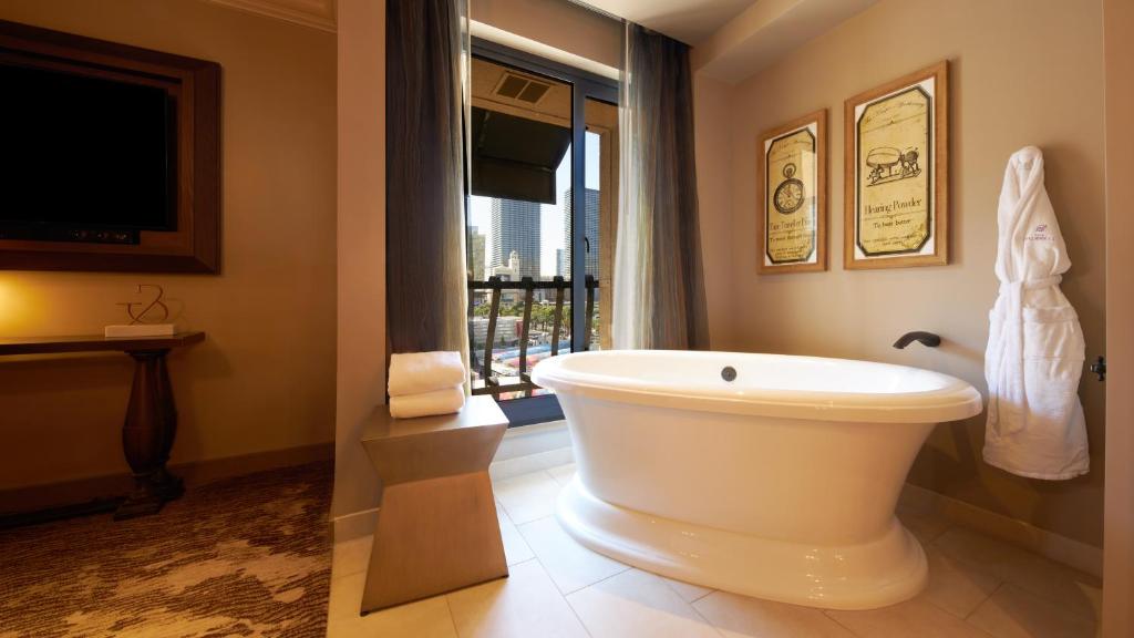 Сьюит (PARLOUR SUITE KING STRIP VIEW), The Cromwell Hotel & Casino
