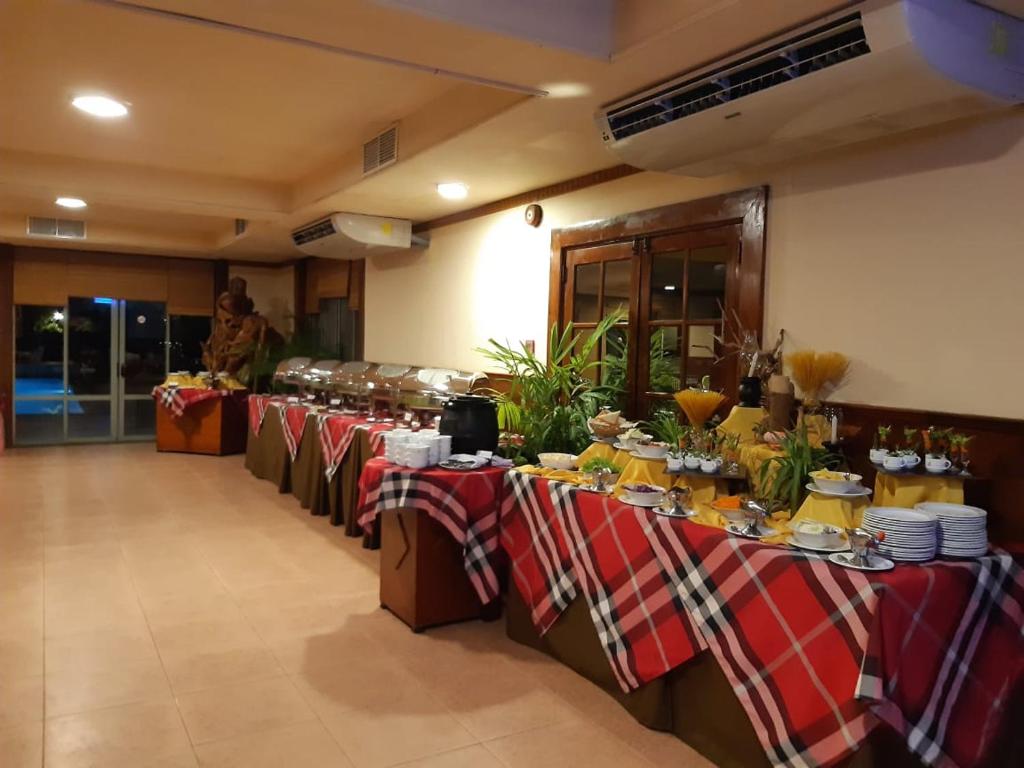 The Oasis Beach Resort photo 2