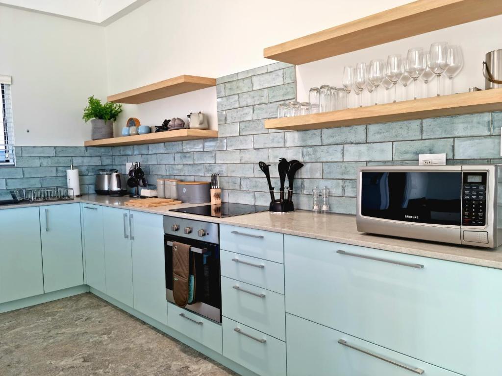 The Anchor, Luxury living for 2 with sea view and Jacuzzi photo 3