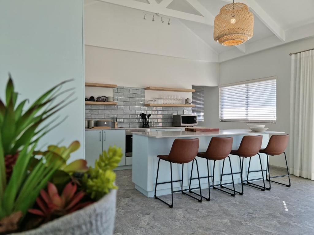 The Anchor, Luxury living for 2 with sea view and Jacuzzi photo 1