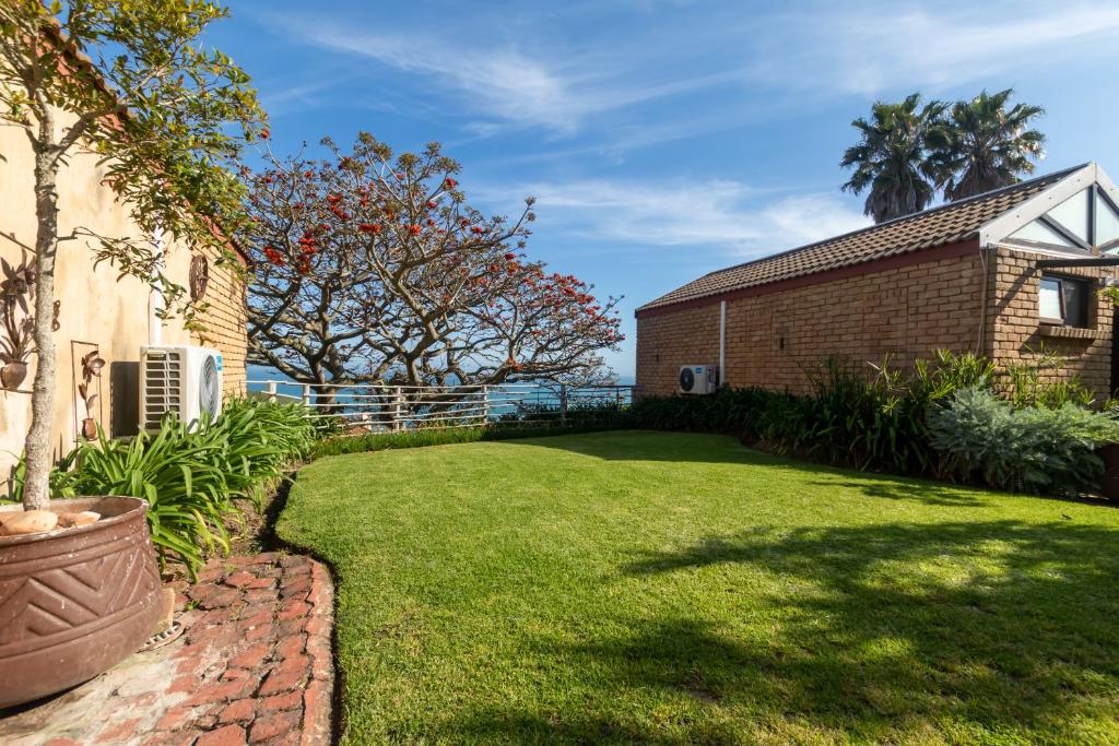 Dutton's Cove Guesthouse - Tap to explore photos