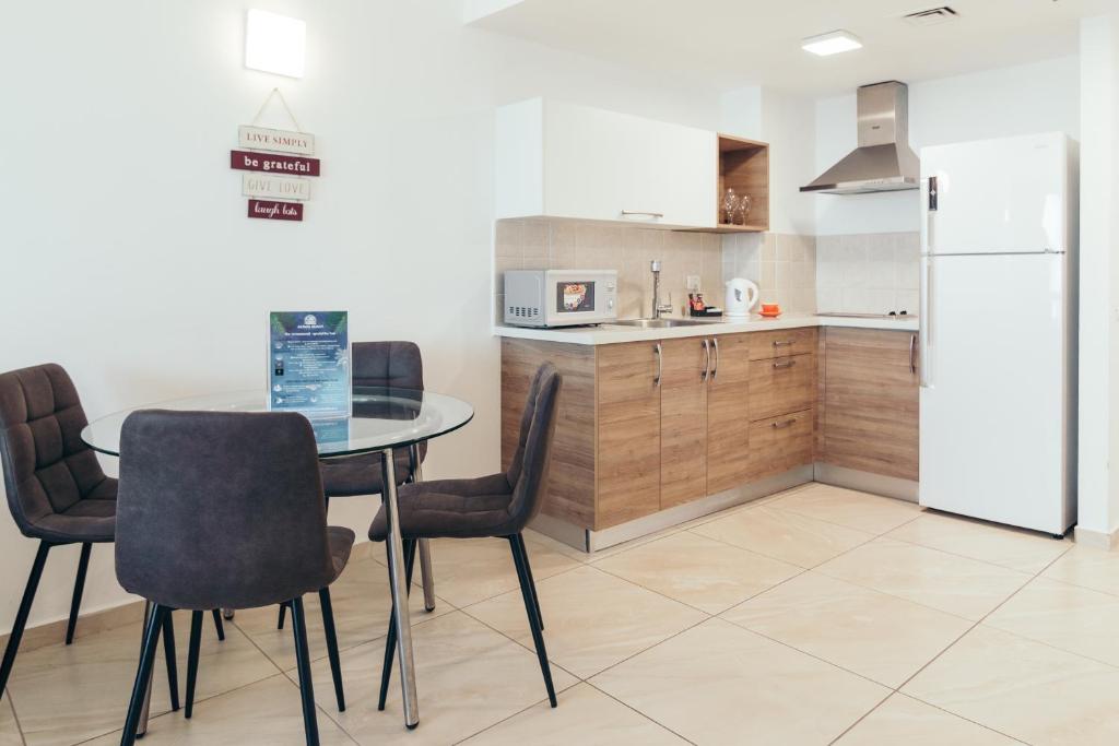 Almog Beach Apartments מגדלי חוף הכרמל חיפה photo 4