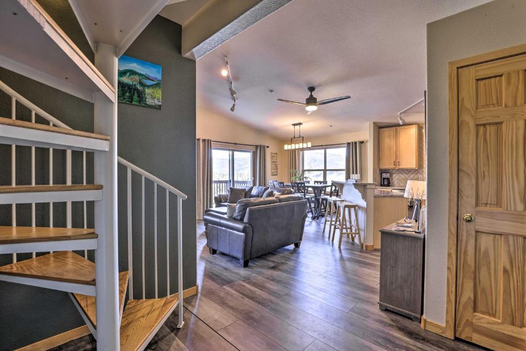 Newly Remodeled Picturesque Condo with Mountain View photo 4