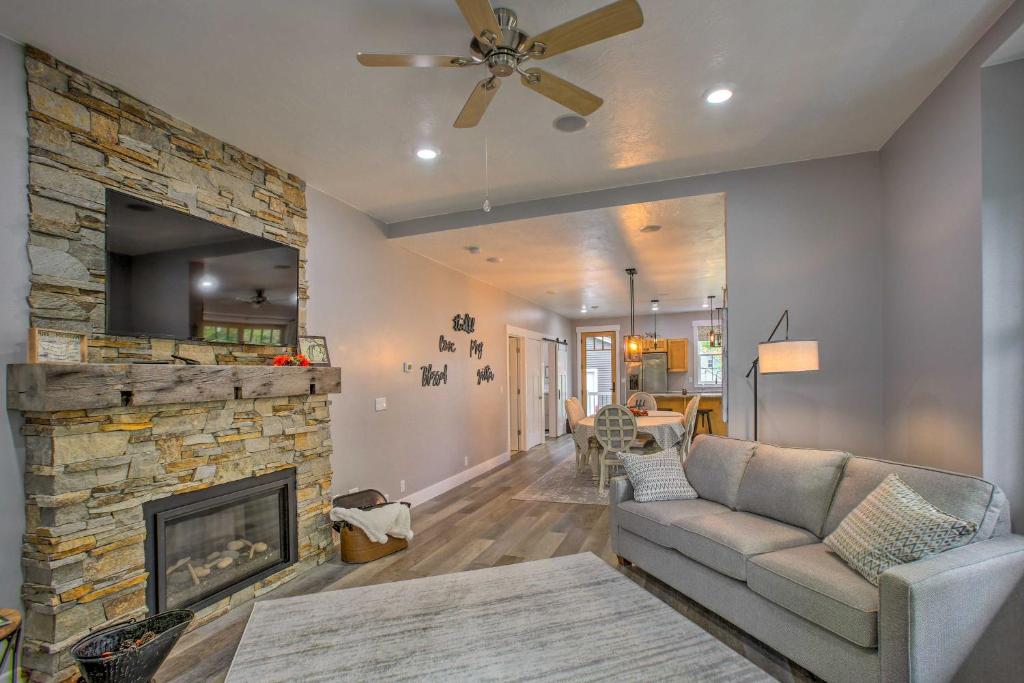 Bright Lower-Level Unit about 1 Mile to Lake Mich photo 1