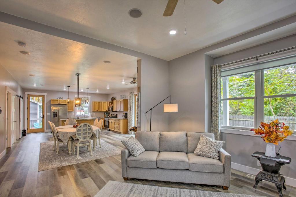 Bright Lower-Level Unit about 1 Mile to Lake Mich photo 3