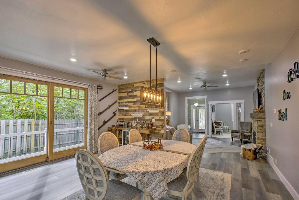 Bright Lower-Level Unit about 1 Mile to Lake Mich photo 4
