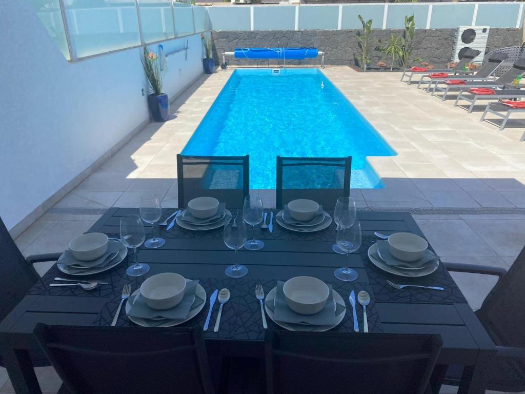 Villa Ashdene - luxury modern villa with large heated pool wifi uk tv bar & BBQ photo 1