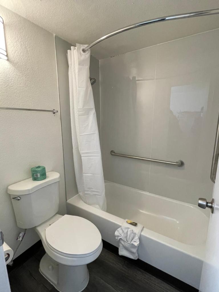 Двухместный (Улучшенный номер с кроватью размера «king-size»), Masters Inn Atlanta Doraville