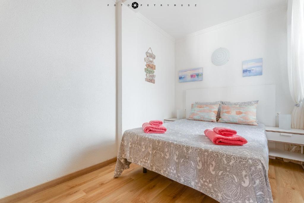 Apartment with pool & balcony less than 10min walk to La Mata Beach! photo 1