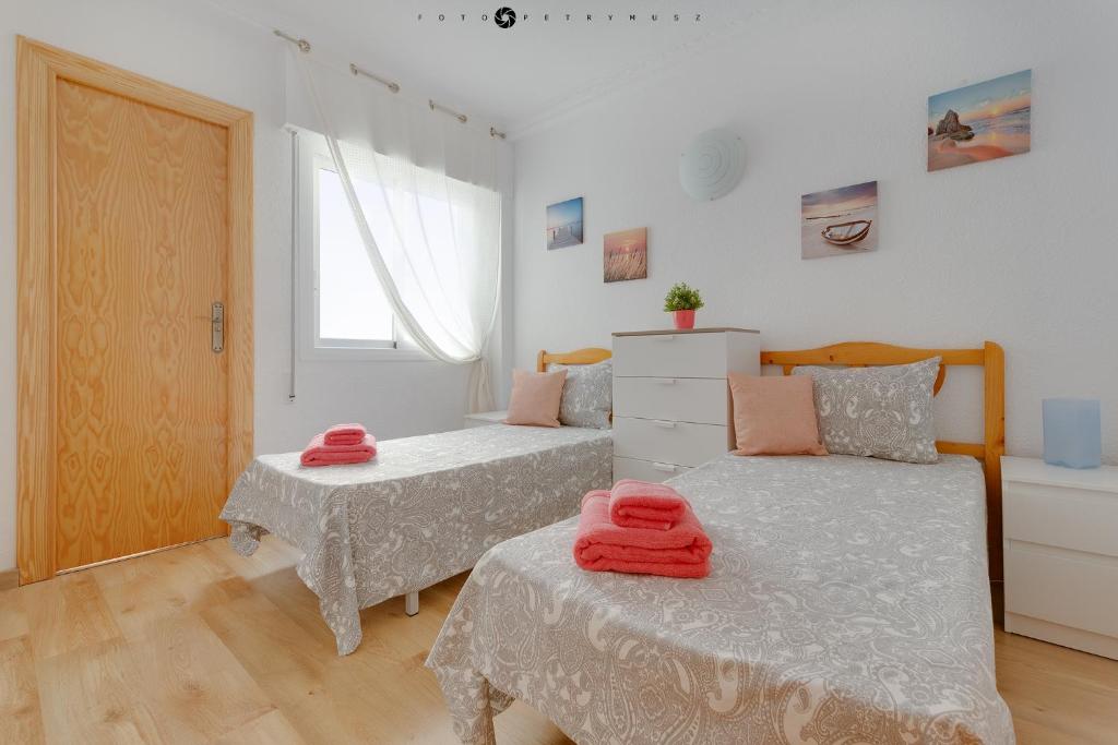 Apartment with pool & balcony less than 10min walk to La Mata Beach! photo 2