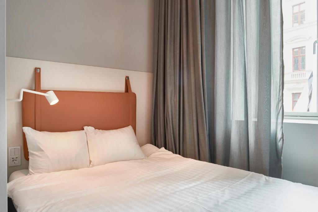 Двухместный (Небольшой двухместный номер с 1 кроватью (140 см)), Moment Hotels