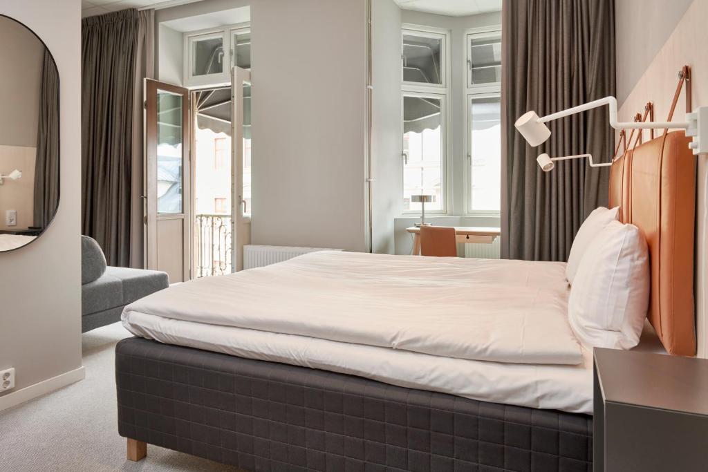 Двухместный (Улучшенный двухместный номер с 1 кроватью), Moment Hotels