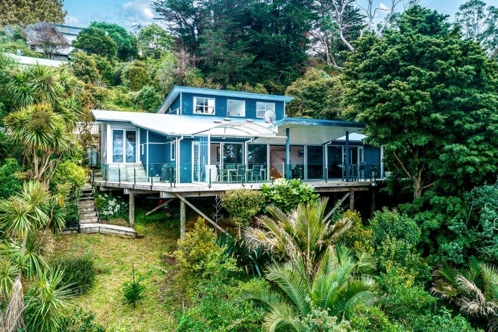 Bay Views on Burrell - close to Surfdale Beach photo 1