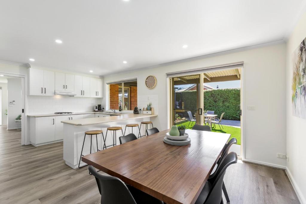2 Bedroom Unit - Close To The Beach - Free Parking - Free WIFI photo 1