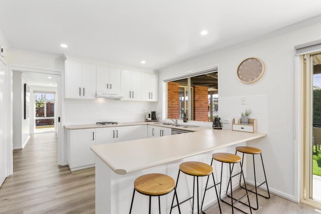 2 Bedroom Unit - Close To The Beach - Free Parking - Free WIFI photo 3