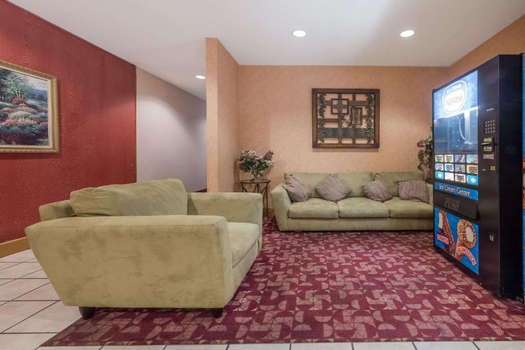 Super 8 by Wyndham Fort Worth Downtown South photo 1