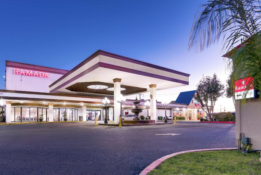 Ramada by Wyndham Metairie New Orleans Airport photo 2