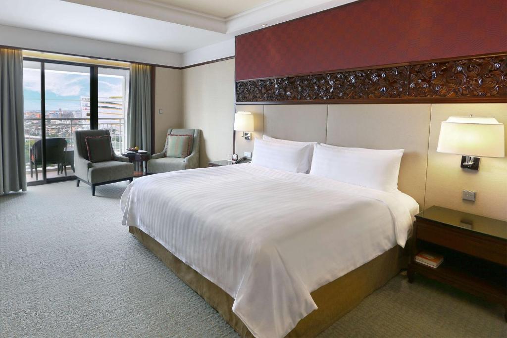 Двухместный (Номер Делюкс с кроватью размера «king-size» и балконом), Отель Shangri-La