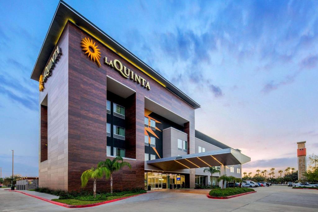 La Quinta by Wyndham McAllen Convention Center photo 2
