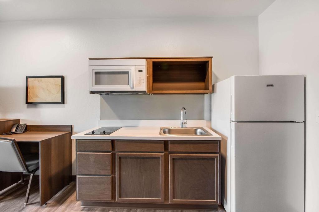 WoodSpring Suites Bakersfield Airport image