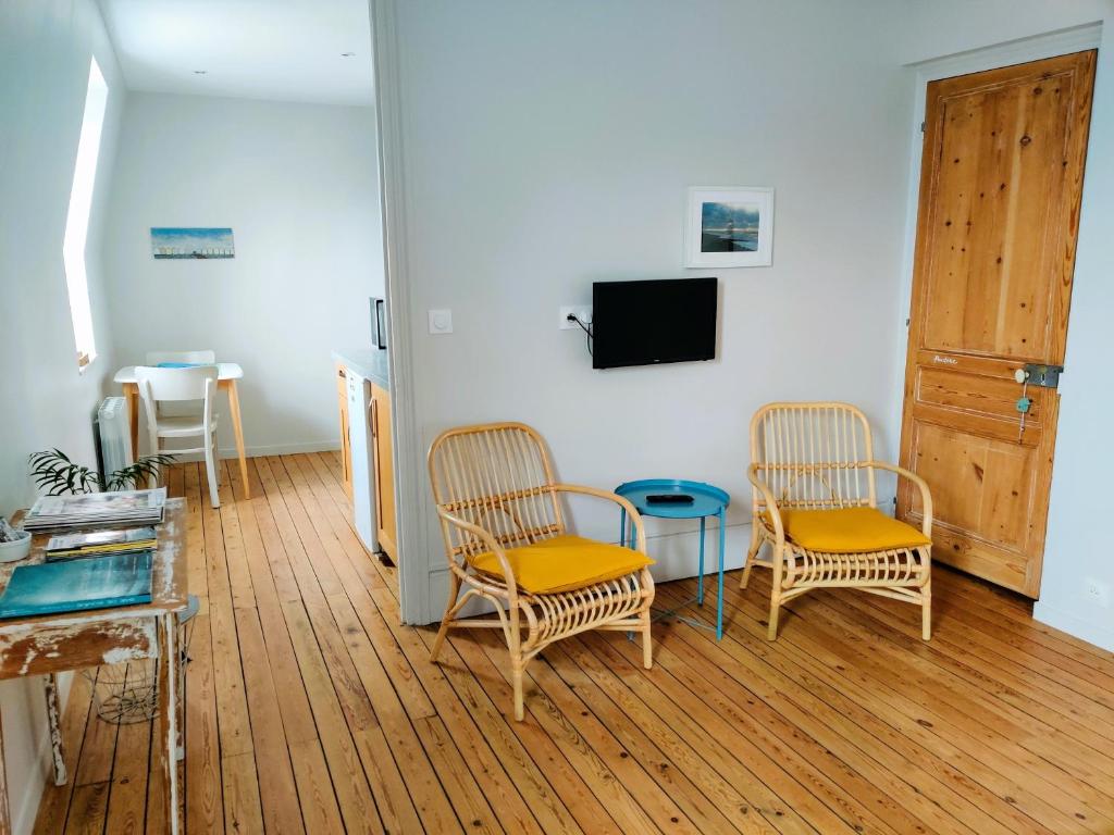 Studio "Gris galet" au 2ème étage, à 200M de la plage photo 2