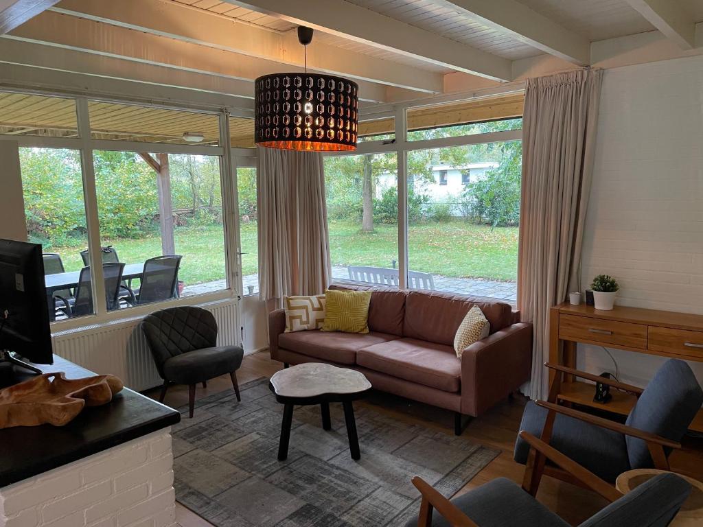 Tofino, een comfortabel vakantiehuis naast een bos en zwemmeer photo 4
