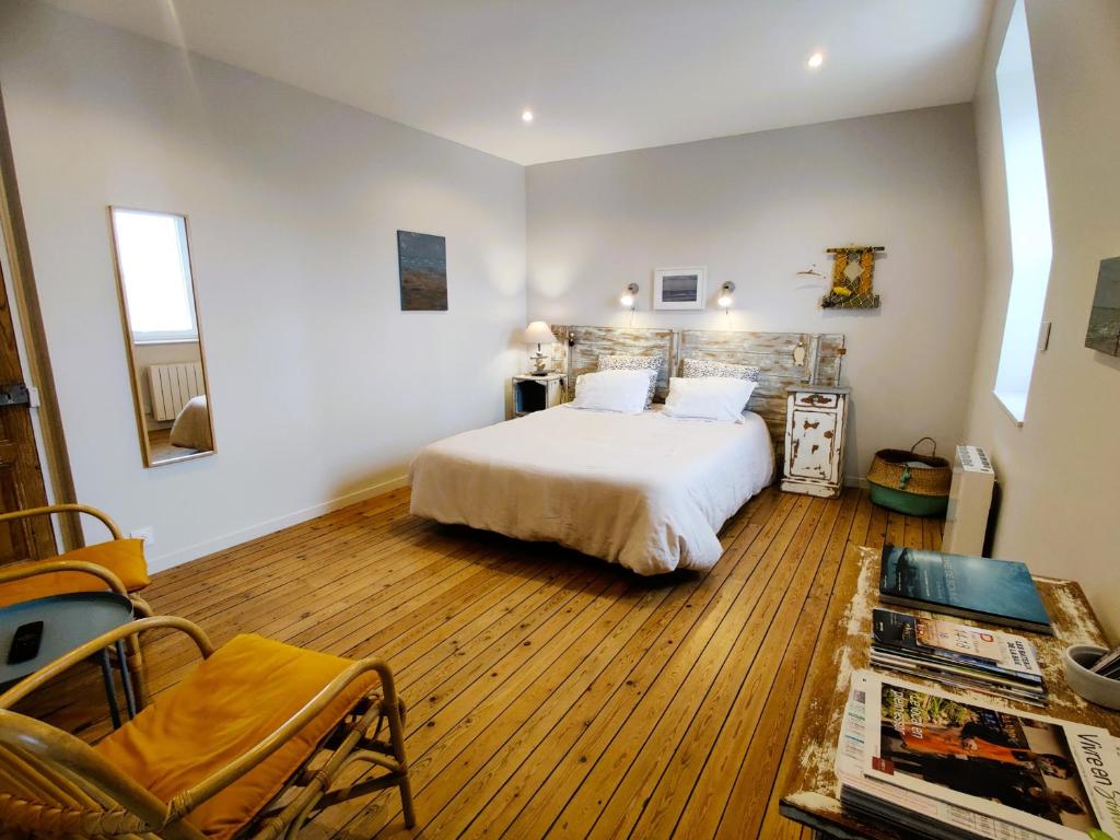 Studio "Gris galet" au 2ème étage, à 200M de la plage photo 1