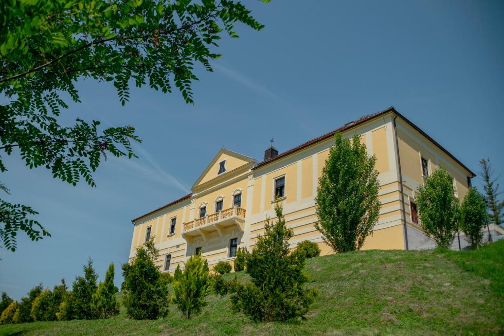 Hotel & Restoran Dvorac Gjalski photo 1