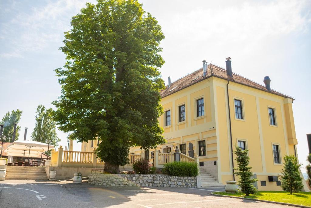 Hotel & Restoran Dvorac Gjalski photo 2