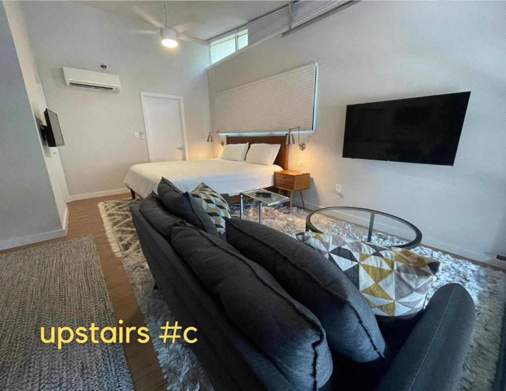 NormalBnB - 2 Blocks From Restaurants, Bars, Hospital photo 3