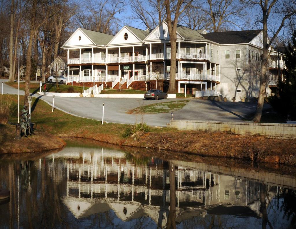 Acorn Hill Lodge and Spa image