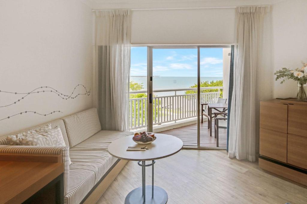 Shangri-La The Marina, Cairns Room Type - Deluxe Room with Sea View