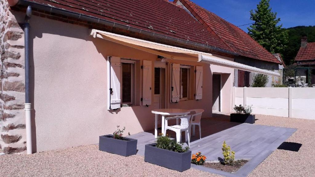 Maison d'une chambre avec piscine partagee terrasse amenagee et wifi a Saint Victor photo 1