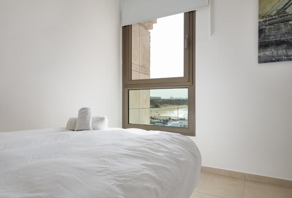 A white dream by the sea - 2bd lux family apartment photo 2