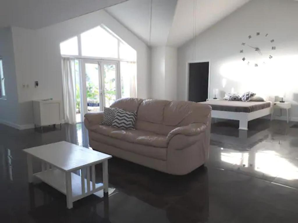 Secluded and Modern Beachfront House photo 2