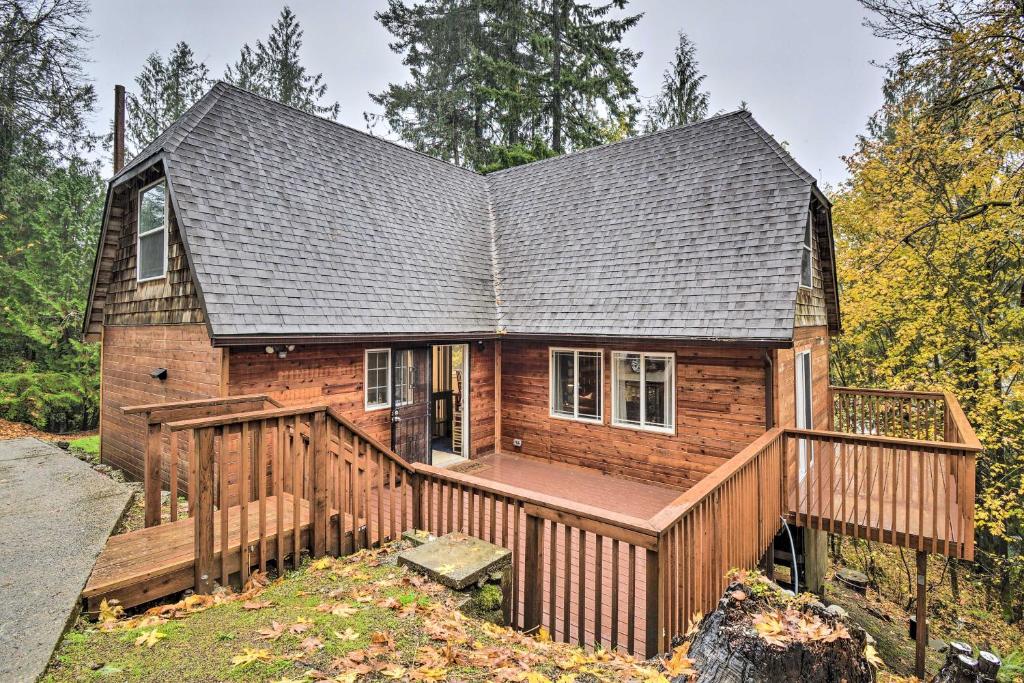 Cabin with Hot Tub, 25 Mi to Olympic Natl Park