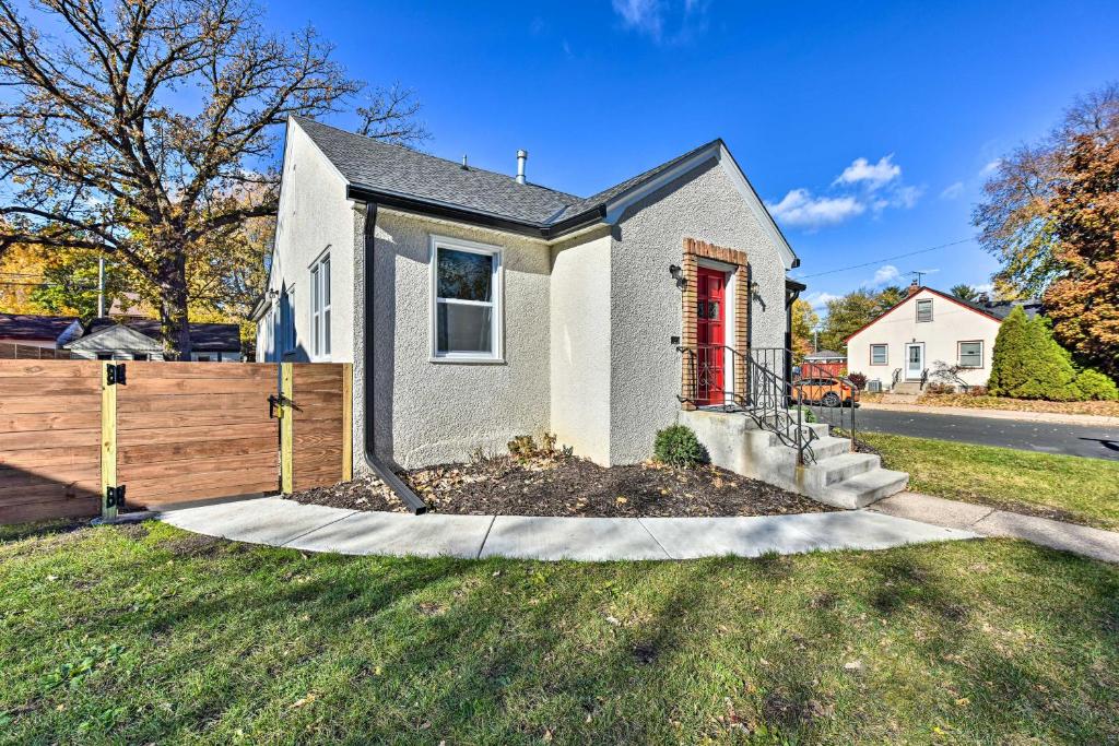 Mpls Duplex with WiFi and Kitchen 5 Mi to Dtwn! photo 2
