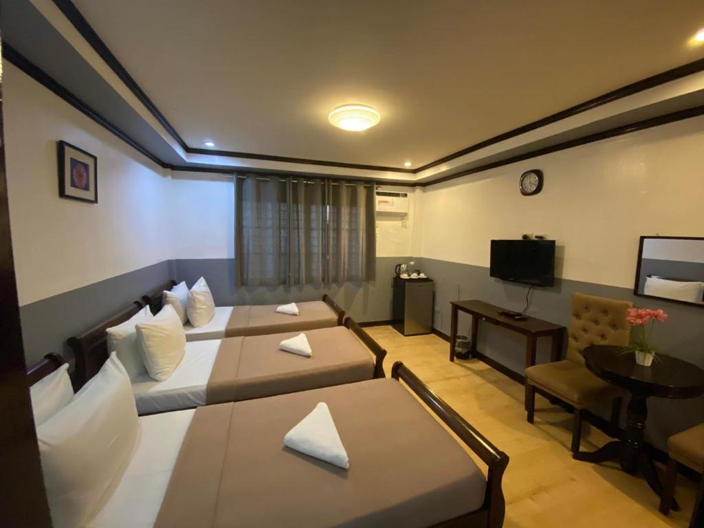 Студио (Стандартный трехместный номер-студио), Amax Inn Makati