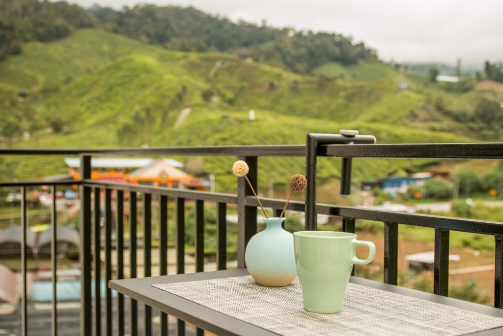 Gorgeous Sunset & Tea Plantation View-Premium Hotel Bed photo 1