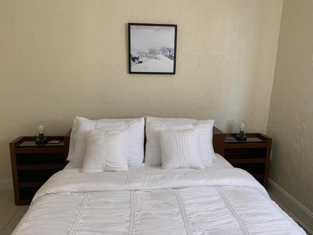 Cozy Private Room, near the Airport - Free parking - 01 image