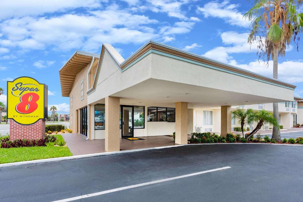 Super 8 by Wyndham Melbourne photo 1