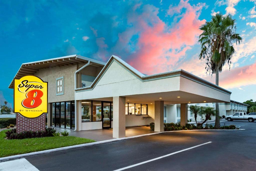 Super 8 by Wyndham Melbourne photo 2
