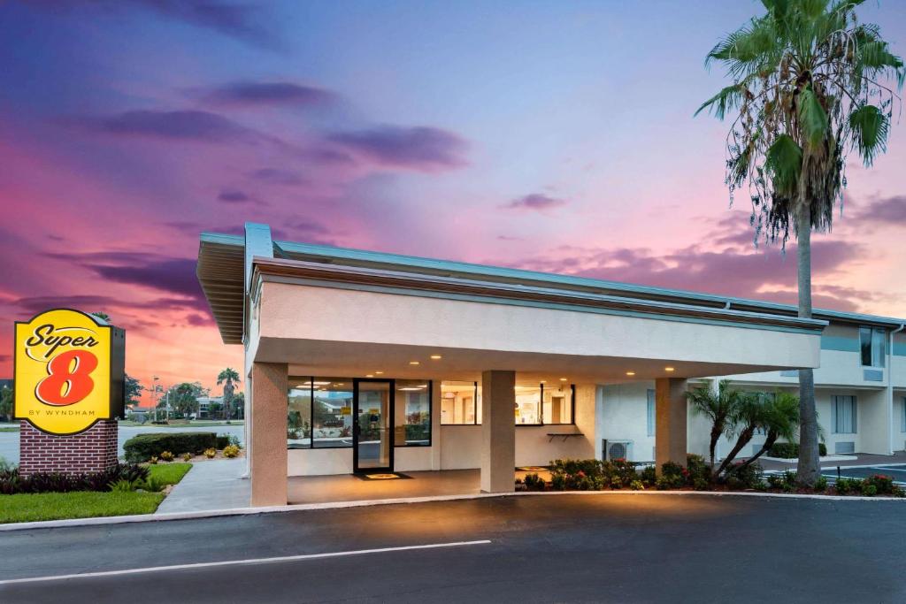 Super 8 by Wyndham Melbourne photo 3