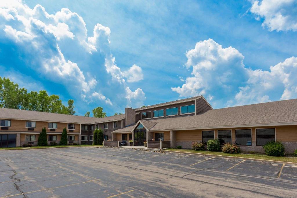 AmericInn by Wyndham Hartford WI image
