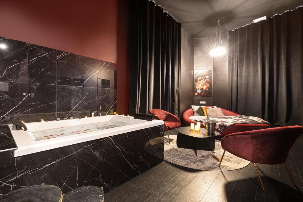 Legend Majestic Superbe Love Room - Jacuzzi - Champagne - Romantisme - parking privé photo 1